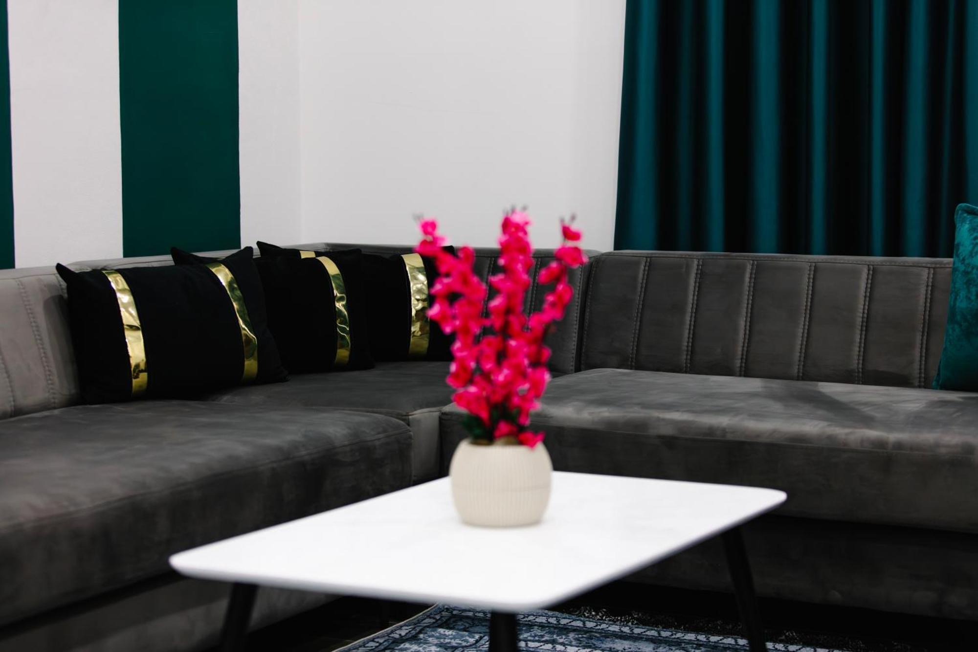 Kryemëdhej Andor Luxury Hotel & Duplex מראה חיצוני תמונה