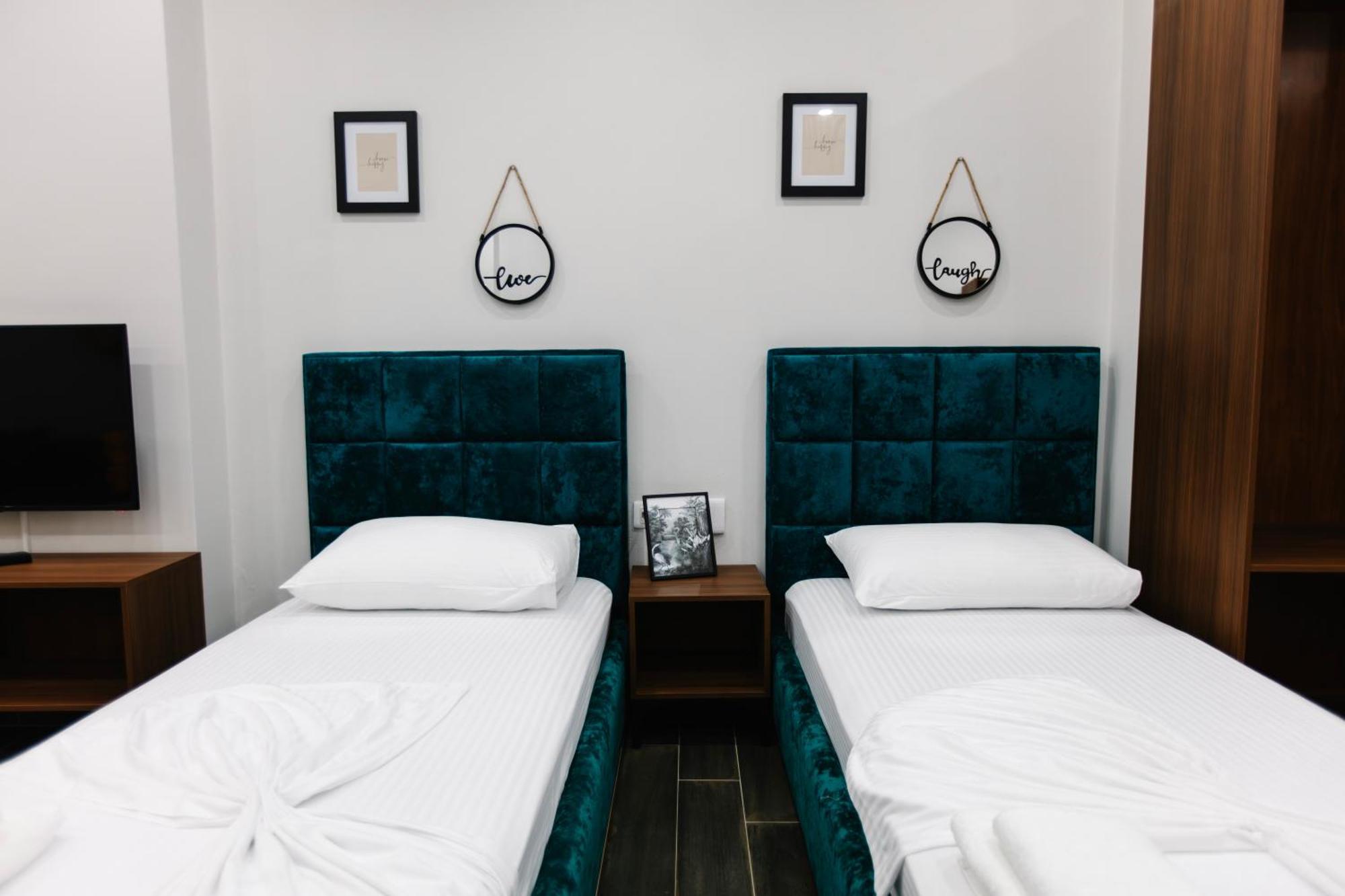 Kryemëdhej Andor Luxury Hotel & Duplex מראה חיצוני תמונה