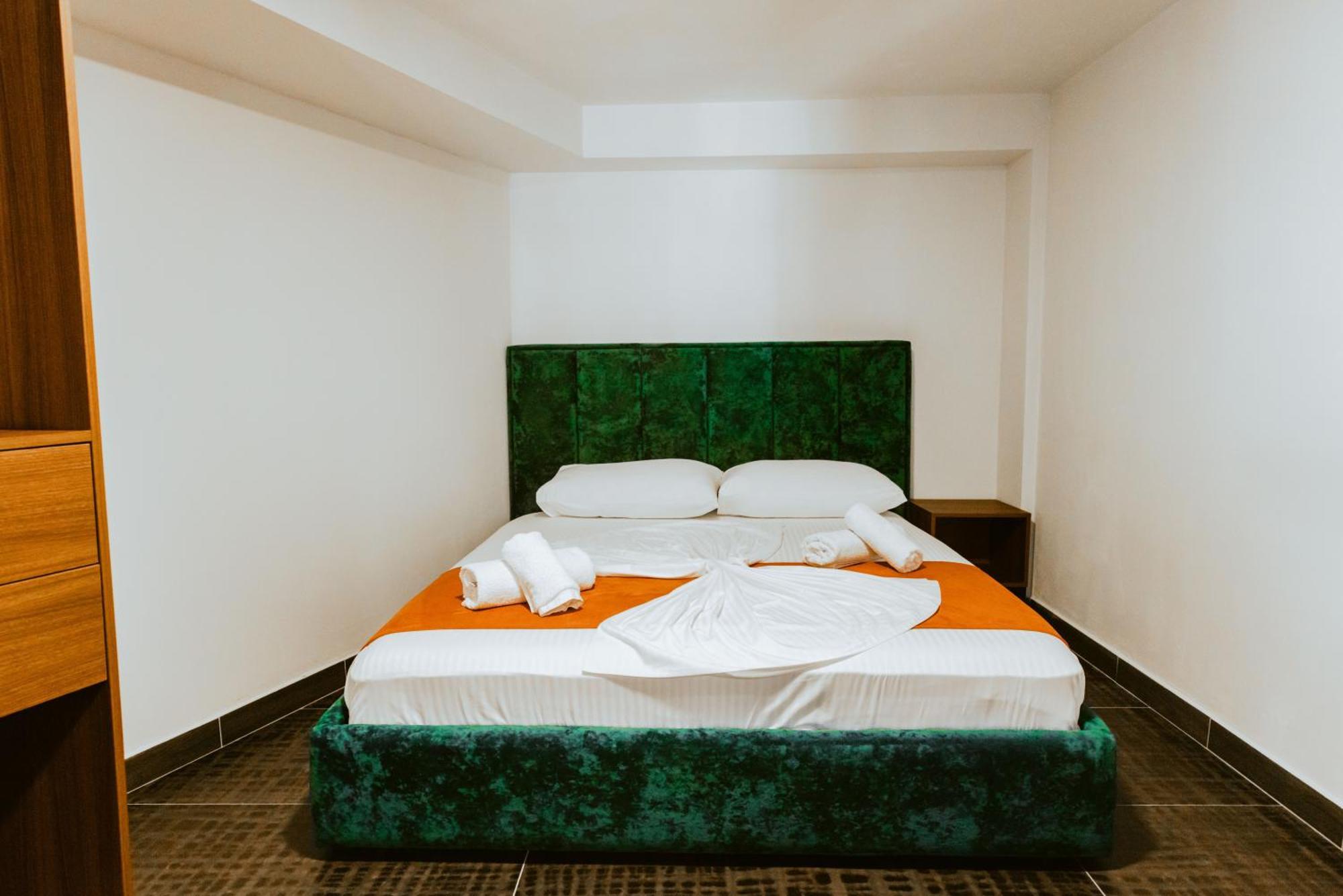 Kryemëdhej Andor Luxury Hotel & Duplex מראה חיצוני תמונה