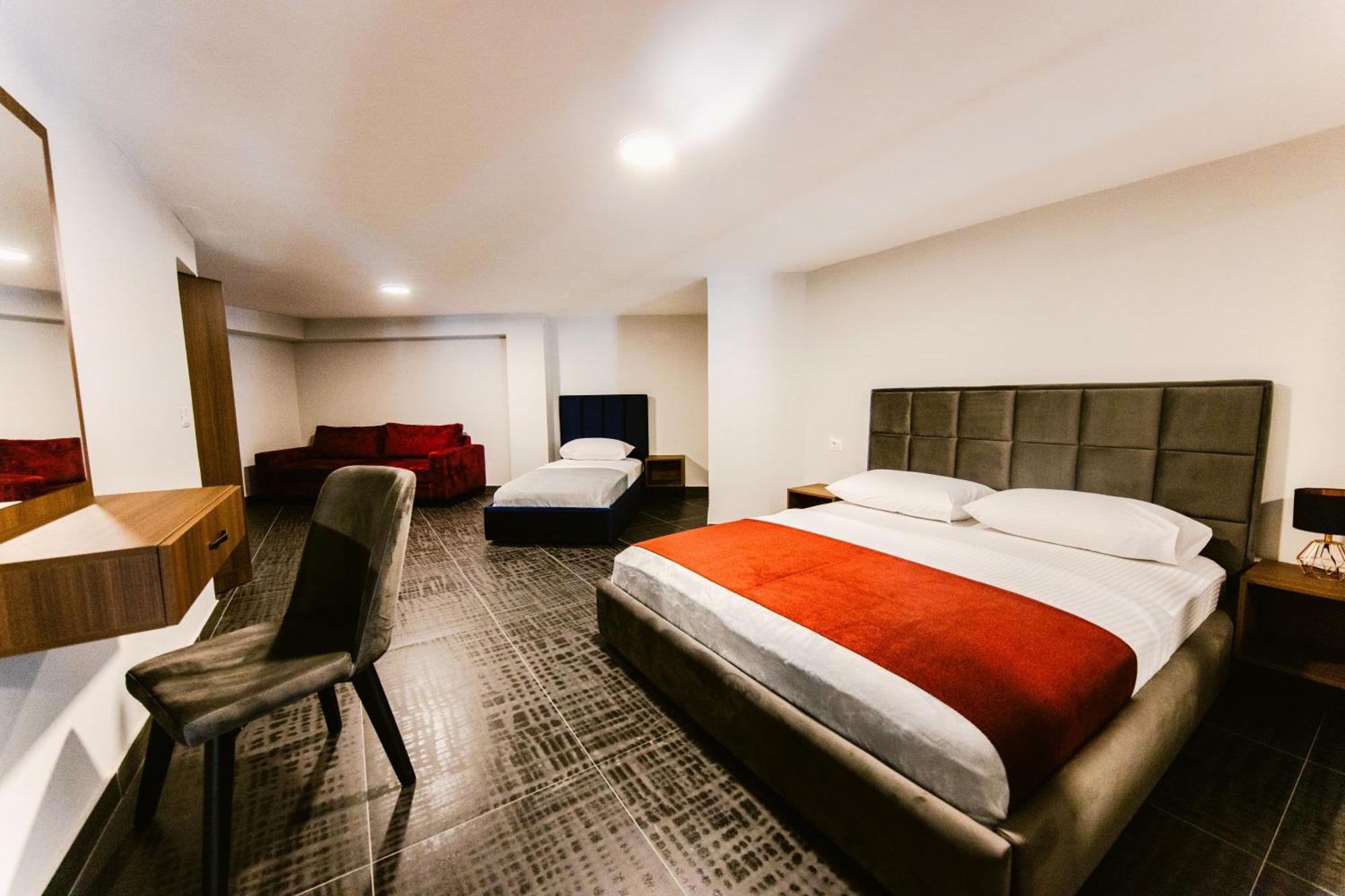 Kryemëdhej Andor Luxury Hotel & Duplex מראה חיצוני תמונה
